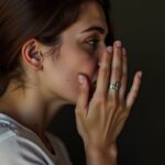 Le cou qui gratte : découvrez sa signification spirituelle cachée