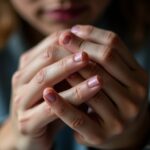 Tremblements de la main gauche en tenant un objet : découvrez des solutions efficaces